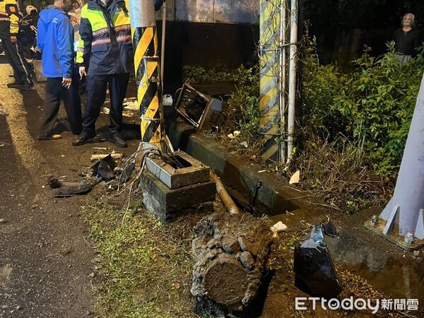 ▲▼租賃廂型車撞擊路旁執行交管警員現場慘狀。（圖／記者游芳男翻攝，下同）