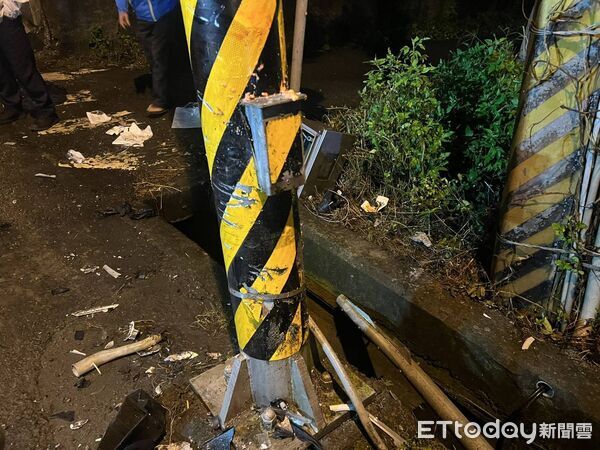 ▲▼租賃廂型車撞擊路旁執行交管警員現場慘狀。（圖／記者游芳男翻攝，下同）