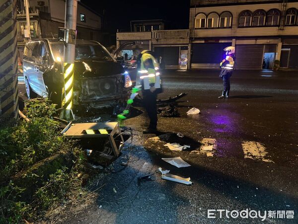 ▲▼租賃廂型車撞擊路旁執行交管警員現場慘狀。（圖／記者游芳男翻攝，下同）