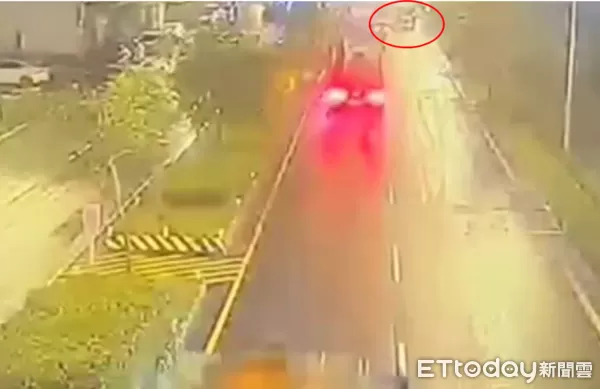 ▲24歲警遭廂型車撞擊命危，肇事畫面曝光。（圖／記者游芳男翻攝）