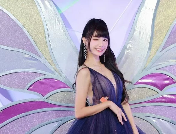 ▲筠熹用日本導遊的望遠鏡看野生動物。（圖／樂天桃猿）