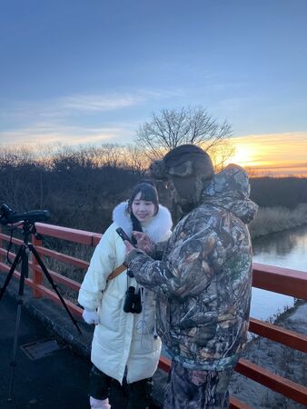 ▲筠熹用日本導遊的望遠鏡看野生動物。（圖／樂天桃猿）