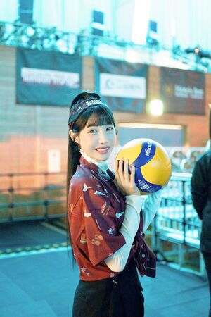 ▲筠熹用日本導遊的望遠鏡看野生動物。（圖／樂天桃猿）