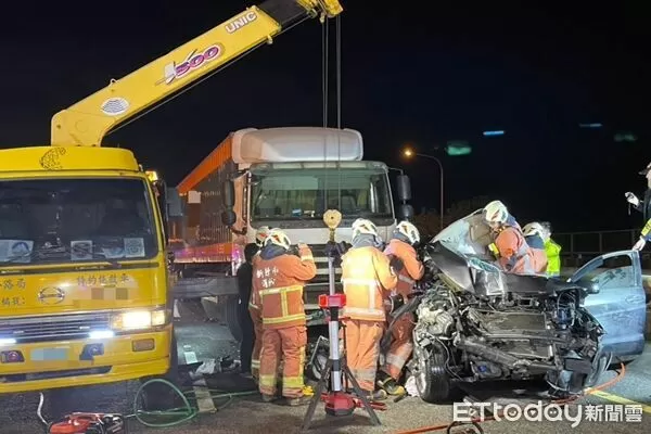 ▲▼國道3號新竹香山段5日晚間發生嚴重車禍。（圖／記者楊永盛翻攝）