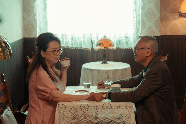 ▲《整形過後》夢多（右）要求劇中伴侶徐千京（左）整成他想要的樣子。（圖／六魚文創提供）