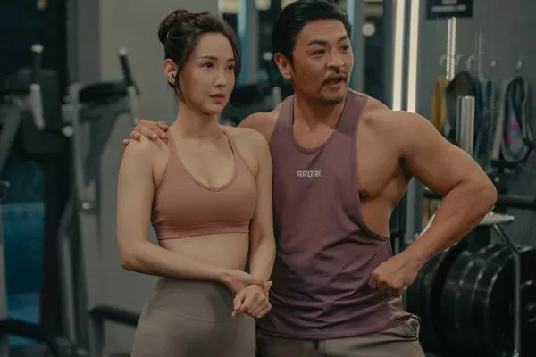 ▲《整形過後》夢多（右）要求劇中伴侶徐千京（左）整成他想要的樣子。（圖／六魚文創提供）