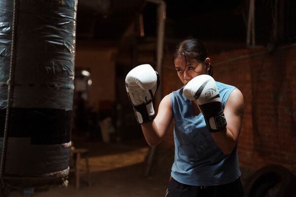 ▲《恨女的逆襲》女主角林怡婷笑稱自己練拳擊練到都快忘記是要拍戲，以為是要去打比賽。（圖／華映娛樂提供）