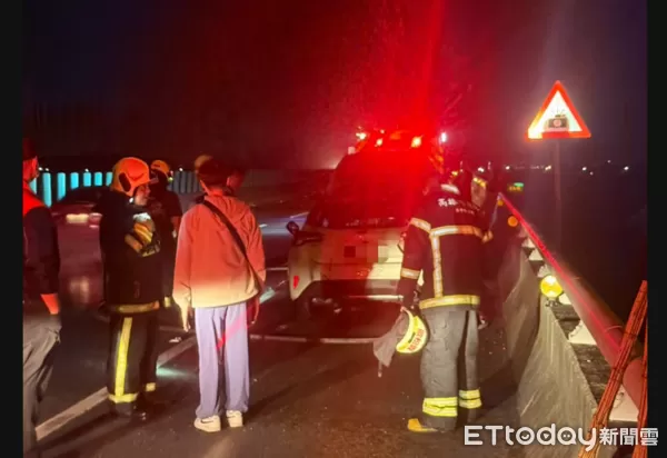 ▲國道10號東向25.4公里里港路段火燒車。（圖／第五公路警察大隊提供）