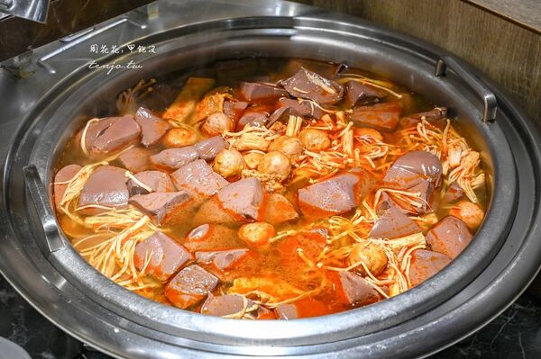 ▲▼板橋府中「一水創意牛排」，最夠誠意牛排館吃到飽，只要300元CP超高！（圖／部落客周花花提供）