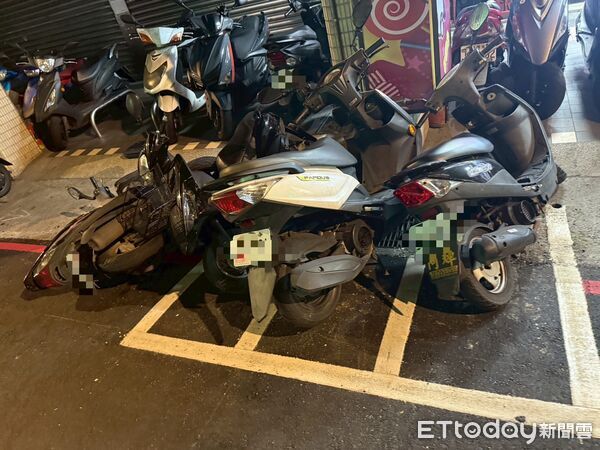 ▲▼             中和男毒駕撞倒一排機車，又逆向衝撞轎車。（圖／記者陸運陞翻攝，下同）