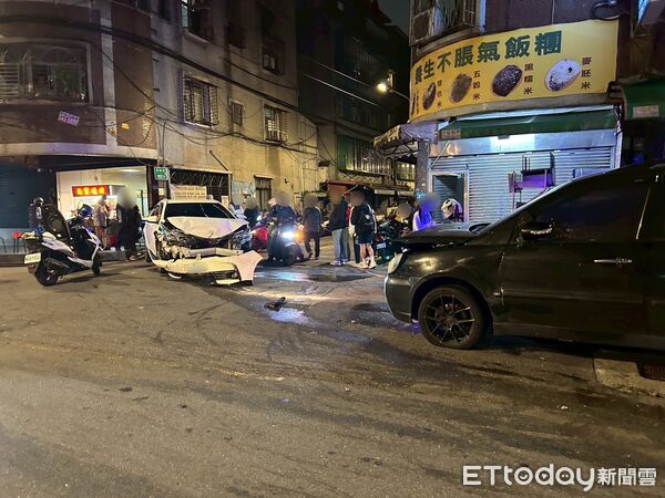 ▲▼             中和男毒駕撞倒一排機車，又逆向衝撞轎車。（圖／記者陸運陞翻攝，下同）