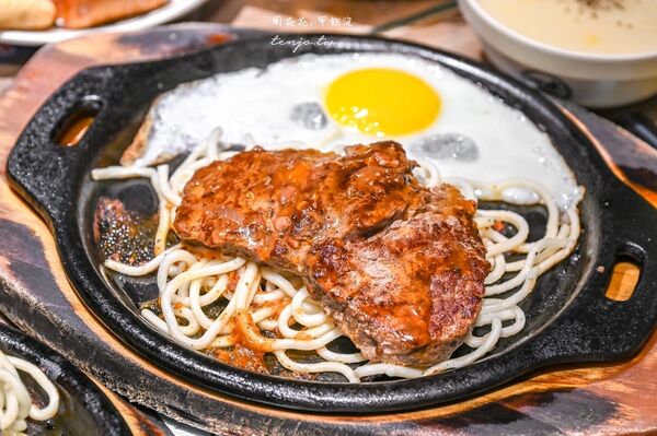 ▲▼板橋府中「一水創意牛排」，最夠誠意牛排館吃到飽，只要300元CP超高！（圖／部落客周花花提供）