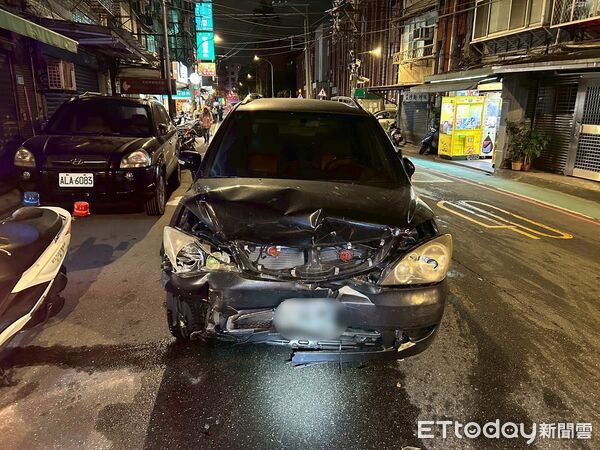 ▲▼             中和男毒駕撞倒一排機車，又逆向衝撞轎車。（圖／記者陸運陞翻攝，下同）