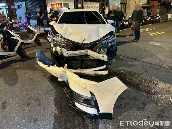 ▲▼             中和男毒駕撞倒一排機車，又逆向衝撞轎車。（圖／記者陸運陞翻攝，下同）