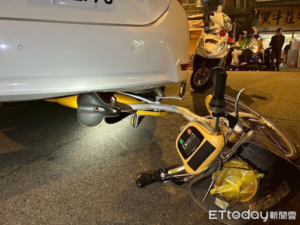 ▲▼             中和男毒駕撞倒一排機車，又逆向衝撞轎車。（圖／記者陸運陞翻攝，下同）