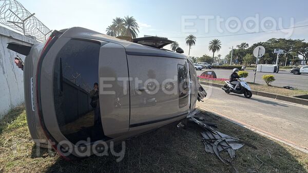 ▲休旅車也翻覆，整個車體扭曲變形            。（圖／記者吳世龍攝）