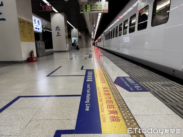 ▲▼台鐵,月台,月台黃線,月台警戒線,旅客。（圖／記者李姿慧攝）