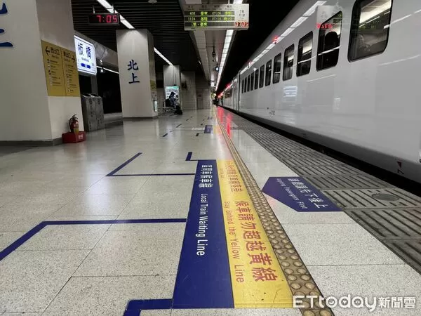 ▲▼台鐵,月台,月台黃線,月台警戒線,旅客。（圖／記者李姿慧攝）