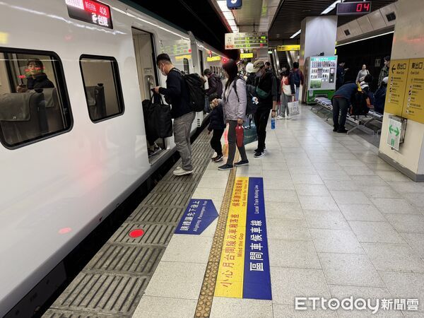 ▲▼台鐵,月台,月台黃線,月台警戒線,旅客。（圖／記者李姿慧攝）