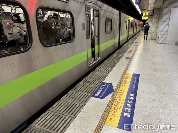 ▲▼台鐵,月台,月台黃線,月台警戒線,旅客。（圖／記者李姿慧攝）