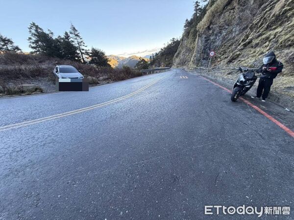 ▲台14甲線水晶宮路段因路面結霜融解，武嶺至松雪樓路段山區彎道造成多部車輛打滑。（圖／記者高堂堯翻攝，下同）