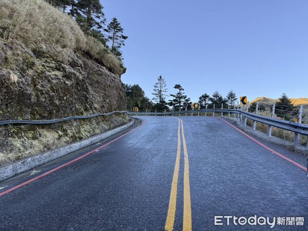 ▲今日清晨因山區氣溫驟降，台14甲線水晶宮路段因路面結霜融解，武嶺至松雪樓路段山區彎道容易造成車輛打滑。（圖／記者高堂堯翻攝）