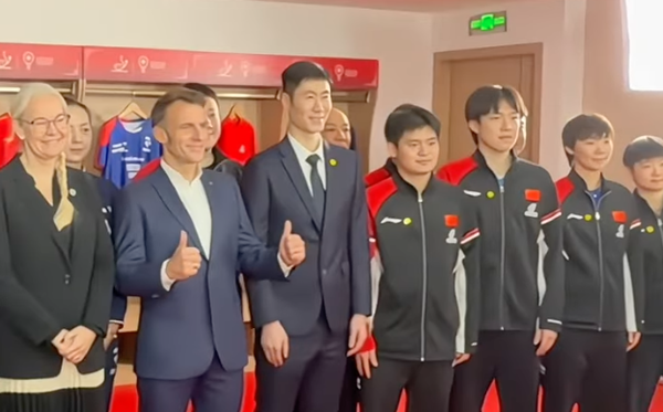 ▲▼ 法國總統馬克宏本月3日至5日展開第四次國事訪華行程，本次行程除北京訪問外，特別安排前往成都進行文化交流，與大陸名將孫穎莎、王楚欽打乒乓球            。（圖／翻攝 海客新聞）