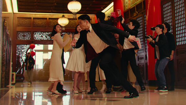 ▲《雙囍》劉冠廷（右）、余香凝（左）陷「婚禮」危機，9m88、于子育、陳以文、楊麗音。（圖／水花電影提供）