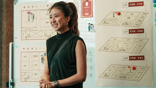 ▲《雙囍》劉冠廷（右）、余香凝（左）陷「婚禮」危機，9m88、于子育、陳以文、楊麗音。（圖／水花電影提供）