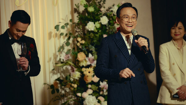 ▲《雙囍》劉冠廷（右）、余香凝（左）陷「婚禮」危機，9m88、于子育、陳以文、楊麗音。（圖／水花電影提供）