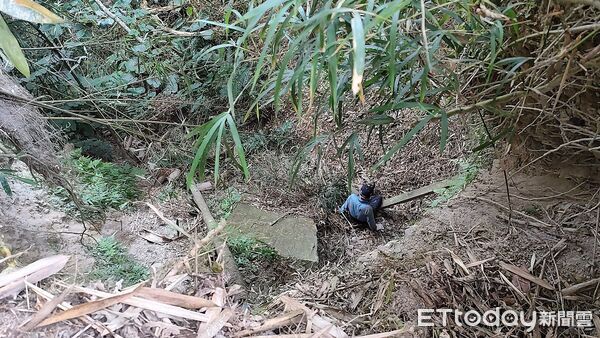 ▲6旬男子於魚池鄉中興巷25號附近墜崖受困，警消人員趕往救援。（圖／記者高堂堯翻攝，下同）