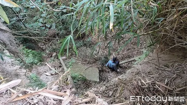 ▲6旬男子於魚池鄉中興巷25號附近墜崖受困，警消人員趕往救援。（圖／記者高堂堯翻攝，下同）