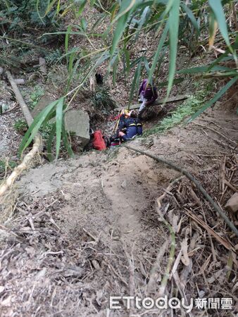 ▲魚池鄉中興巷25號附近墜崖救援案。（圖／記者高堂堯翻攝）