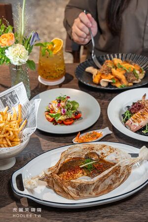 ▲▼高雄鹽埕百年老屋餐廳「楽覓炊事Cococina Bistro」，海鮮控必吃香辣紙包魚及墨魚麵。（圖／部落客虎麗提供）