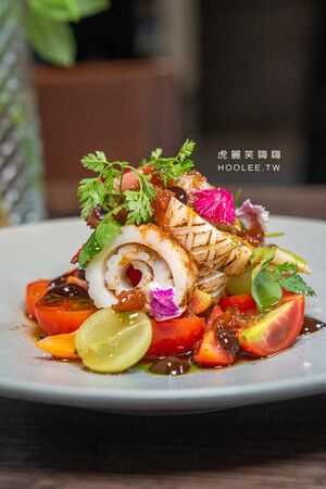 ▲▼高雄鹽埕百年老屋餐廳「楽覓炊事Cococina Bistro」，海鮮控必吃香辣紙包魚及墨魚麵。（圖／部落客虎麗提供）