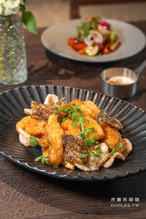 ▲▼高雄鹽埕百年老屋餐廳「楽覓炊事Cococina Bistro」，海鮮控必吃香辣紙包魚及墨魚麵。（圖／部落客虎麗提供）