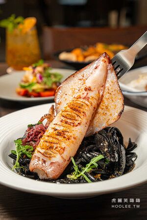 ▲▼高雄鹽埕百年老屋餐廳「楽覓炊事Cococina Bistro」，海鮮控必吃香辣紙包魚及墨魚麵。（圖／部落客虎麗提供）