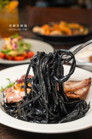 ▲▼高雄鹽埕百年老屋餐廳「楽覓炊事Cococina Bistro」，海鮮控必吃香辣紙包魚及墨魚麵。（圖／部落客虎麗提供）