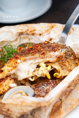 ▲▼高雄鹽埕百年老屋餐廳「楽覓炊事Cococina Bistro」，海鮮控必吃香辣紙包魚及墨魚麵。（圖／部落客虎麗提供）