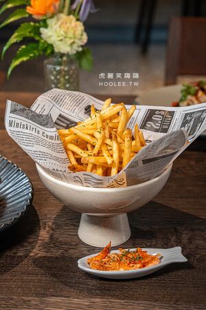 ▲▼高雄鹽埕百年老屋餐廳「楽覓炊事Cococina Bistro」，海鮮控必吃香辣紙包魚及墨魚麵。（圖／部落客虎麗提供）