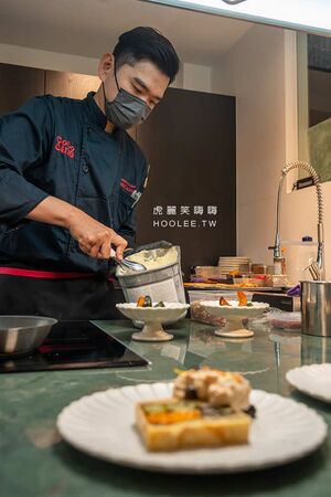 ▲▼高雄鹽埕百年老屋餐廳「楽覓炊事Cococina Bistro」，海鮮控必吃香辣紙包魚及墨魚麵。（圖／部落客虎麗提供）