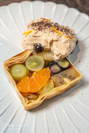 ▲▼高雄鹽埕百年老屋餐廳「楽覓炊事Cococina Bistro」，海鮮控必吃香辣紙包魚及墨魚麵。（圖／部落客虎麗提供）