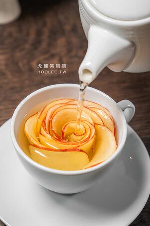 ▲▼高雄鹽埕百年老屋餐廳「楽覓炊事Cococina Bistro」，海鮮控必吃香辣紙包魚及墨魚麵。（圖／部落客虎麗提供）