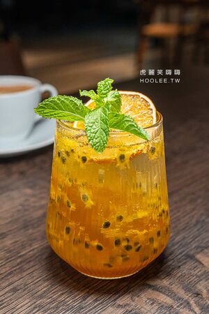 ▲▼高雄鹽埕百年老屋餐廳「楽覓炊事Cococina Bistro」，海鮮控必吃香辣紙包魚及墨魚麵。（圖／部落客虎麗提供）