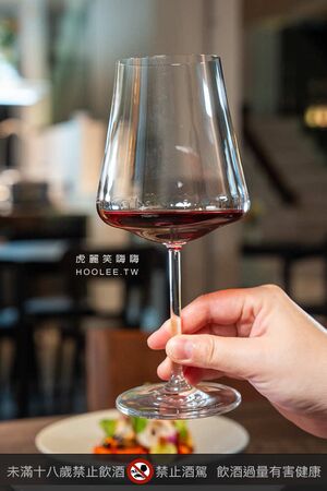 ▲▼高雄鹽埕百年老屋餐廳「楽覓炊事Cococina Bistro」，海鮮控必吃香辣紙包魚及墨魚麵。（圖／部落客虎麗提供）