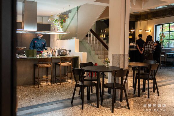 ▲▼高雄鹽埕百年老屋餐廳「楽覓炊事Cococina Bistro」，海鮮控必吃香辣紙包魚及墨魚麵。（圖／部落客虎麗提供）