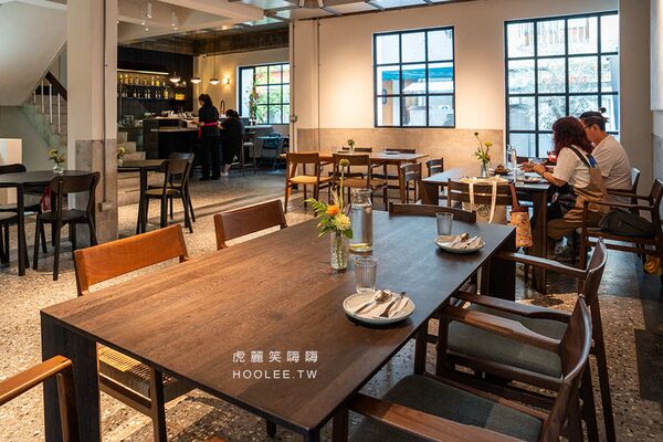 ▲▼高雄鹽埕百年老屋餐廳「楽覓炊事Cococina Bistro」，海鮮控必吃香辣紙包魚及墨魚麵。（圖／部落客虎麗提供）