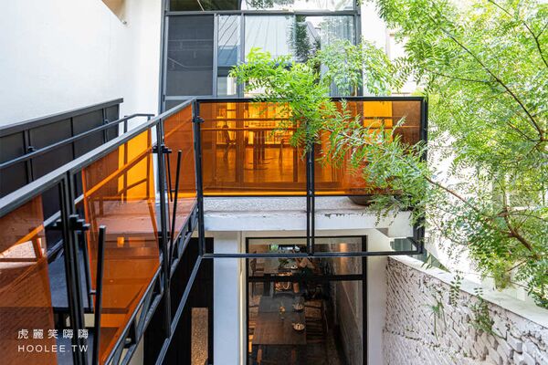 ▲▼高雄鹽埕百年老屋餐廳「楽覓炊事Cococina Bistro」，海鮮控必吃香辣紙包魚及墨魚麵。（圖／部落客虎麗提供）