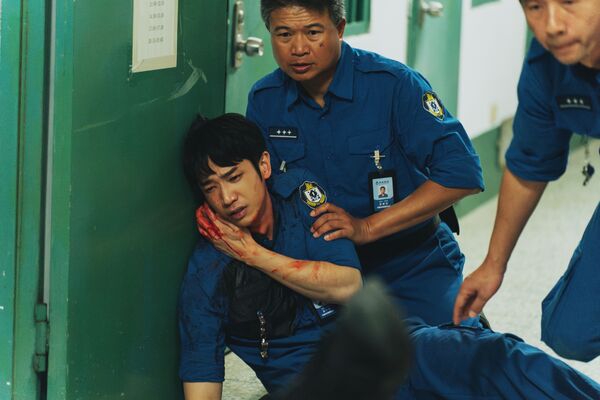 ▲劉以豪鍛鍊身材白費了！脫衣戲遭刪秒破戒吃炸雞　詹子萱頂樓低溫冷到頭痛。（圖／愛奇藝國際版、壹壹影業提供）