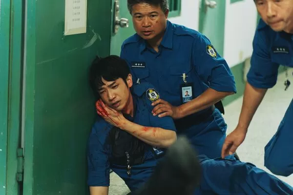 ▲劉以豪鍛鍊身材白費了！脫衣戲遭刪秒破戒吃炸雞　詹子萱頂樓低溫冷到頭痛。（圖／愛奇藝國際版、壹壹影業提供）